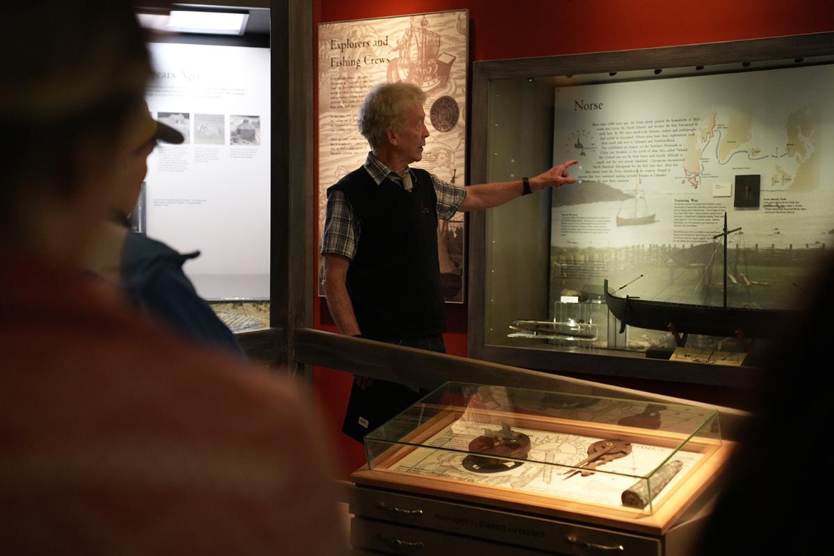 Person snakker foran et monter